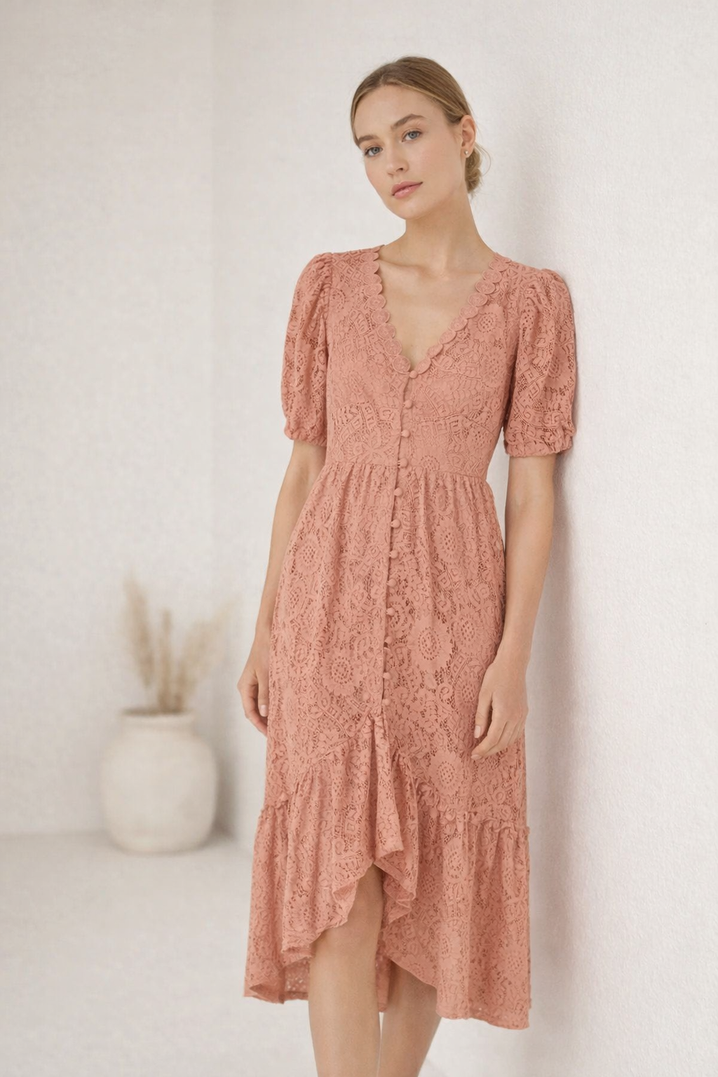 Abito Donna in Pizzo Nero con Scollo a V
