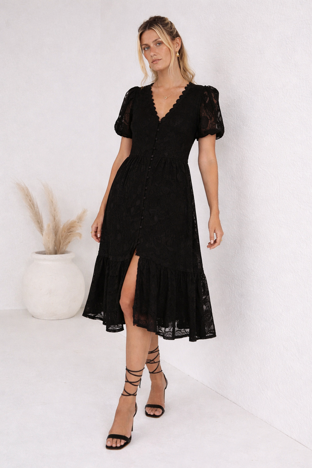 Abito Donna in Pizzo Nero con Scollo a V
