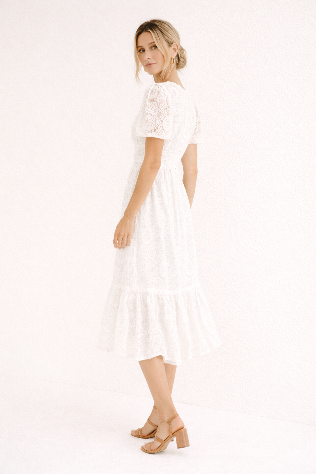 Abito Donna in Pizzo Nero con Scollo a V